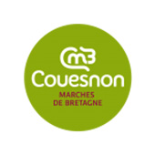 logo de la communauté de communes de Couesnon Marches de Bretagne, fond verte, police blanche et rose